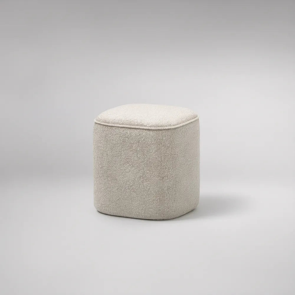 Kubischer Pouf aus Polyester-Bouclé, 45 x 45 x 45 cm, Creme